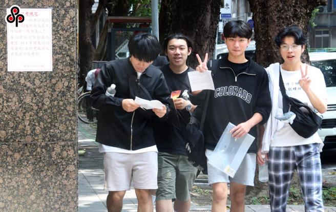 四技二专统测考试，学子步入试场前对媒体比出胜利手势准备应考。（本报资料照）