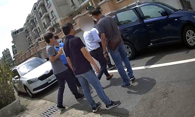 投资理财节目主持人阮慕骅被诈骗集团冒名向苏姓女子诈得500万元，台南市警一分局获报逮捕出面取款的19岁阳姓、22岁陈姓等2名车手。（读者提供／洪荣志台南传真）