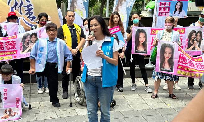 国民党台北市议员应晓薇2日于万华区青年公园前召开誓师大会，正式宣布争取党内立委初选。（丁上程摄）