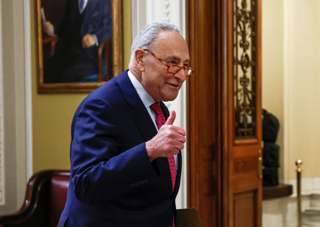 美国参议院在当地时间6月1日晚上投票，以63对36票通过法案，化解债务违约危机。参院多数党领袖舒默（Chuck Schumer）步出议会堂后竖起大拇指。（图／路透）