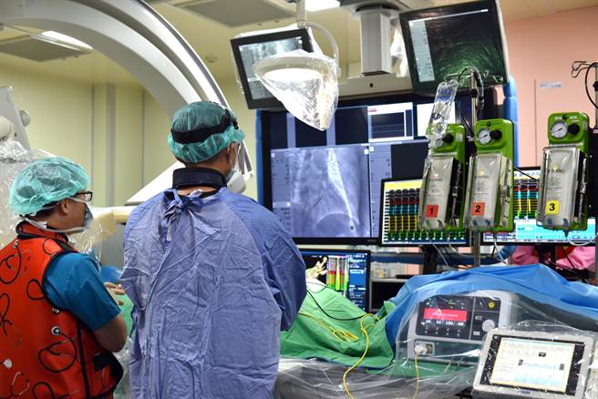 电烧术过程中医师会参照电生理讯号，X光图及电脑3D重建图来找出病灶的位置。（恩主公医院提供）