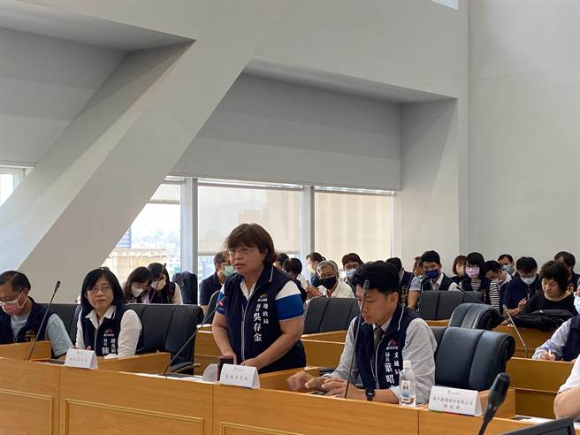 台中市地政局长吴存金（右二）被选为中捷代理董事长。（张亦惠摄）