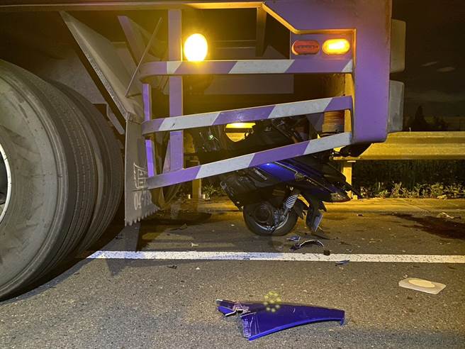 沈男骑机车撞进路旁联结车车底。（民眾提供／孙英哲彰化传真）