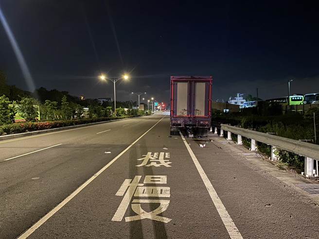 沈男骑机车撞进路旁联结车车底。（民眾提供／孙英哲彰化传真）