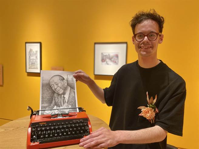 英国艺术家詹姆斯．库克以打字机绘制许文龙肖像。（曹婷婷摄）