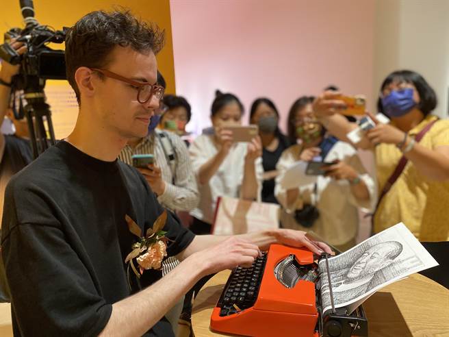 英国艺术家詹姆斯．库克示范利用打字机绘制许文龙肖像。（曹婷婷摄）