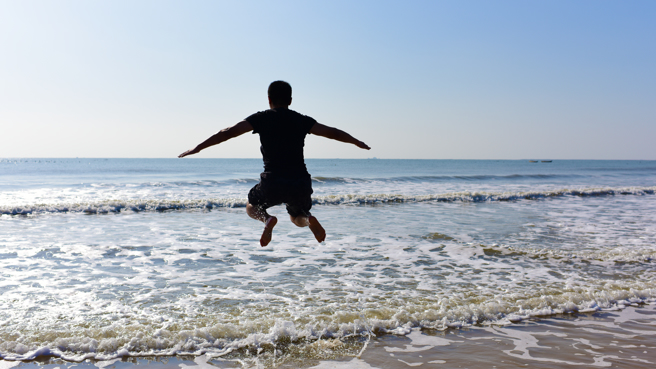 美国一名高中生上船庆祝毕业，一时兴奋跳海未料却消失，不少人推测可能被鲨鱼攻击。(示意图/达志影像)