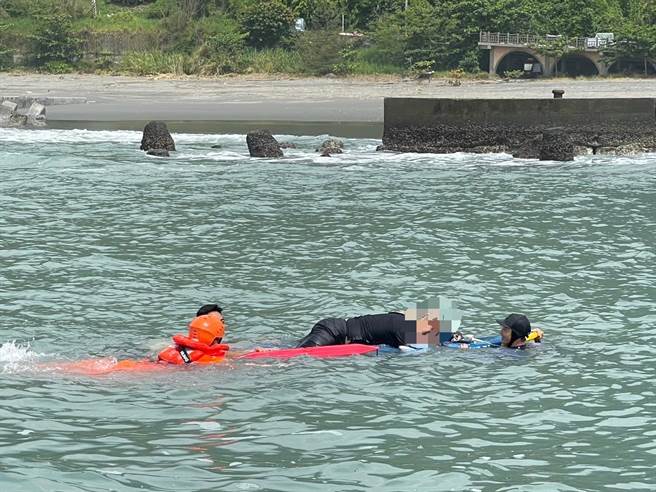 颱风过后，男子与家人到盐寮边戏水，被大浪卷走。（海巡署提供／王志伟花莲传真）