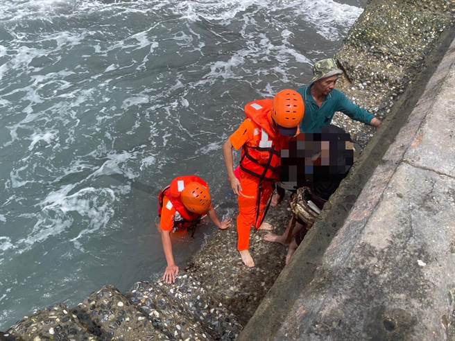 颱风过后，男子与家人到盐寮边戏水，被大浪卷走，所幸被救起。（海巡署提供／王志伟花莲传真）