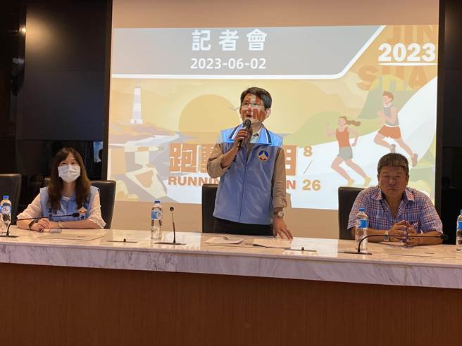 「2023跑动金门-秘境探索．追逐夕阳跑」活动记者会由县府秘书长谢世杰(中)主持，邀请大家来金门健康跑步、欣赏美景。(于家麒摄)