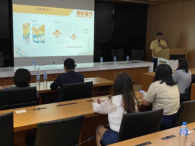 主办单位说明因应活动赛道安排，路跑组约13公里限额1200名，休閒健跑组约5公里限额800名。(于家麒摄)