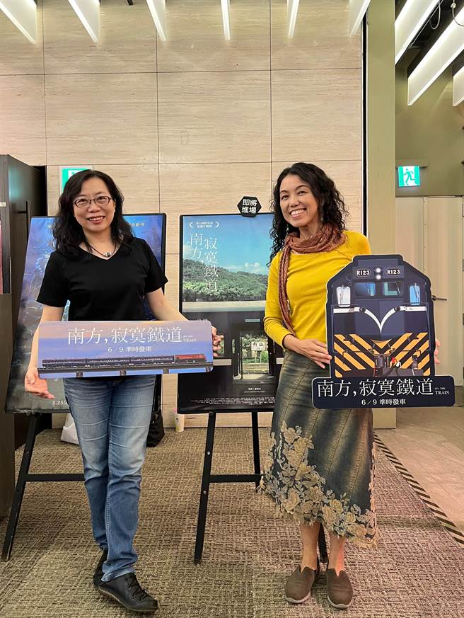 《南方，寂寞铁道》26日举办特映会，也为纪录片献声的声动乐团主唱谢韵雅MIA（右）出席观影，并在映后被导演（左）邀请上台清唱一段，令许多观眾感动不已（导演萧菊贞提供）