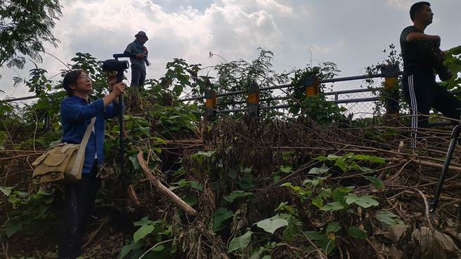 火车在群山、隧道、高架桥间穿梭，团队需出动多台摄影机，分组蹲点拍摄并即时回报（上善医文化工作室提供）