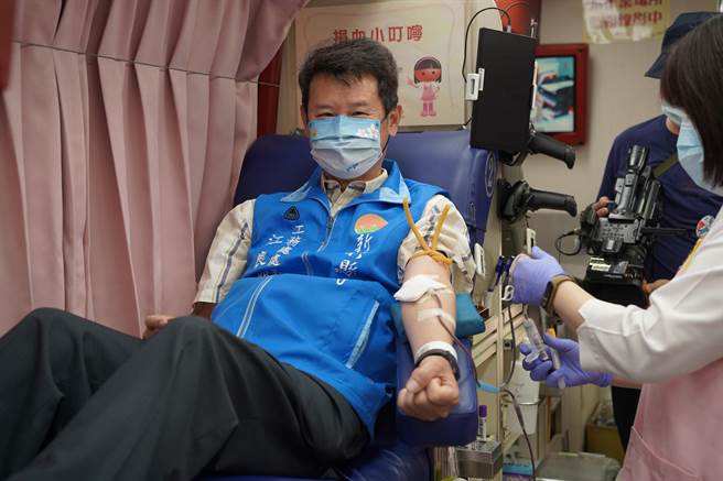 新竹县政府公务员带头捐血，盼稳定医疗量能。（邱立雅摄）