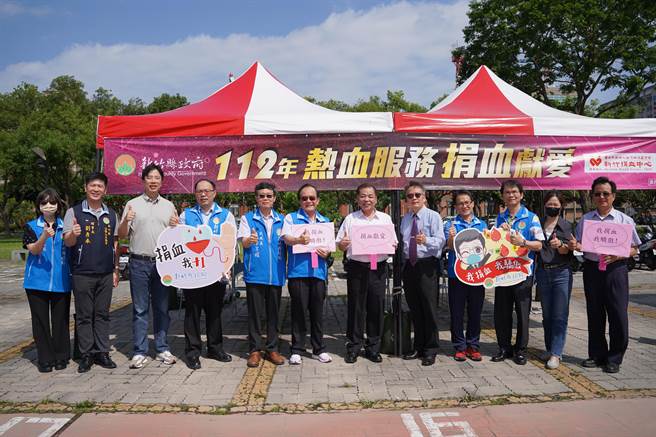 新竹县政府2日在府前广场举办「热血服务‧捐血献爱」活动。（邱立雅摄）