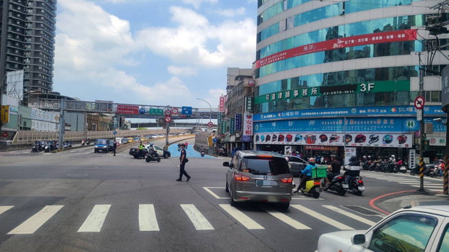 台北桥严重车祸！女骑士遭直行汽车撞，命危送医抢救。(黄敬文翻摄)
