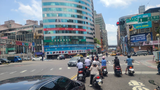台北桥严重车祸！女骑士遭直行汽车撞，命危送医抢救。(黄敬文翻摄)