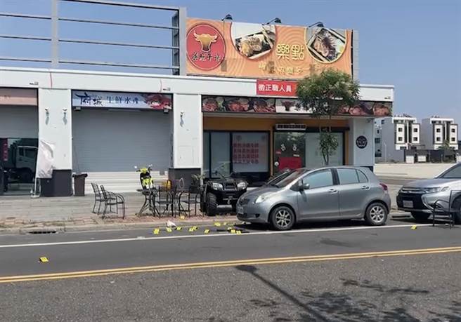 台南市南区万年五街一家水产行前今天中午被连开25枪示警。（读者提供／洪荣志台南传真）