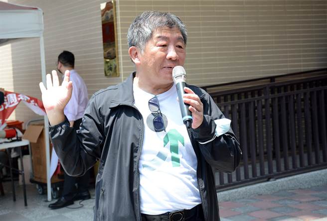 陈时中穿上竞选时Ｔ恤，感谢大家在选举期间的协助。(林和生摄)