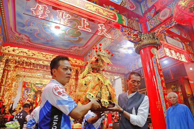 苗栗市公所铁马北港进香活动2日清晨展开，苗栗市长邱镇军与北港朝天宫董事长蔡咏锝一同将妈祖圣请上神轿。（苗栗市公所提供／谢明俊苗栗传真）
