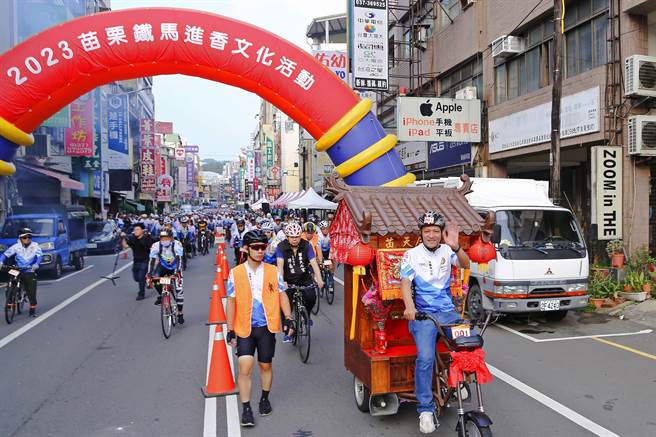 苗栗市公所铁马北港进香活动2日清晨展开，苗栗市长邱镇军领军出发。（苗栗市公所提供／谢明俊苗栗传真）