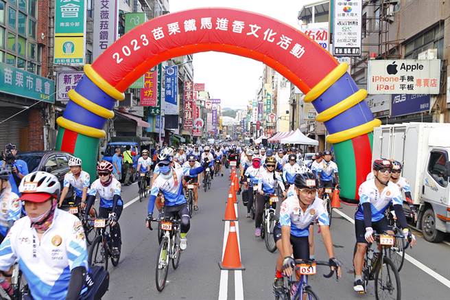 苗栗市公所铁马北港进香活动2日清晨展开，苗栗市长邱镇军领军出发。（苗栗市公所提供／谢明俊苗栗传真）