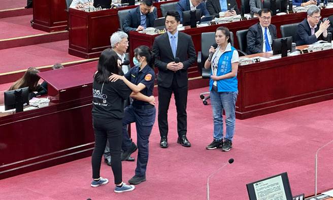 国民党台北市议员应晓薇在2日下午市政总质询时，也特别请来妇幼警察队员示范防身术，让民眾遭到肢体性骚的时候可以有所应对。（丁上程摄）