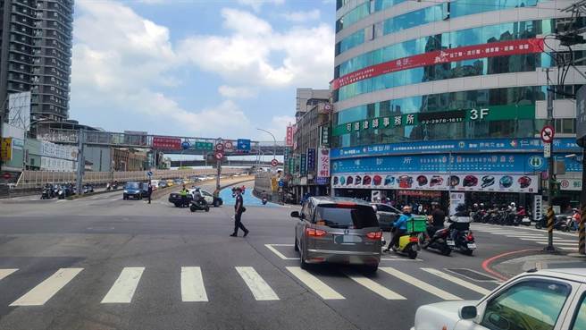 新北市三重区今早发生一起车祸事故，47岁江姓妇人沿福德南路行驶准备左转上台北桥时，遭高龄86岁的林姓老翁驾车从后方追撞，一度使江妇当场去生命徵象。(黄敬文翻摄)