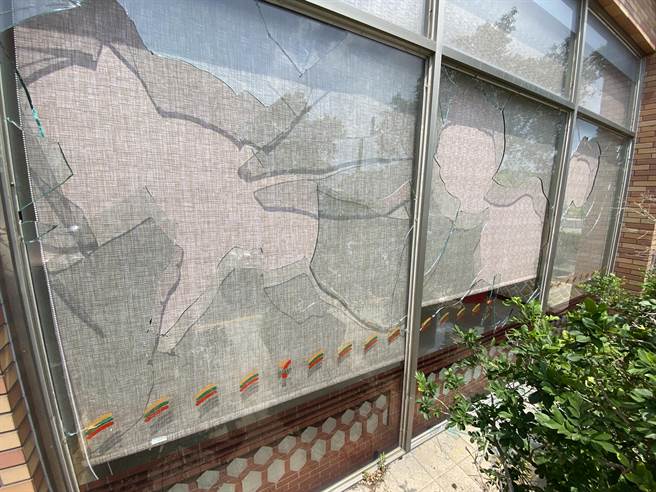 金门顶堡1醉汉因乱丢垃圾遭劝暴怒砸破超商玻璃，现场满目疮痍。(于家麒摄)