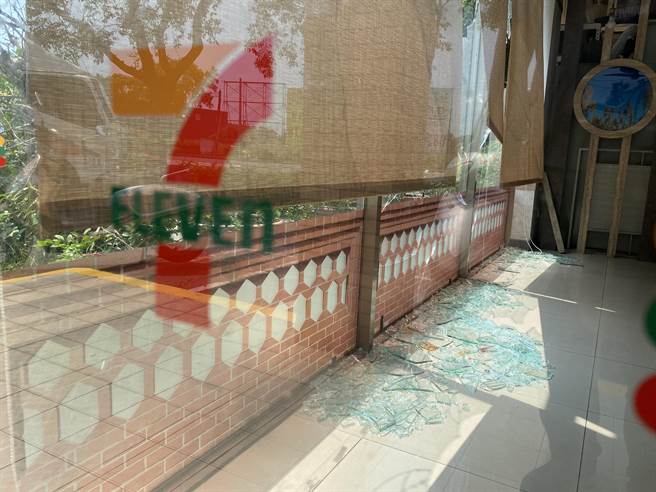 被砸超商店内满地碎玻璃，吓坏店员与购物顾客，现场怵目惊心。(于家麒摄)