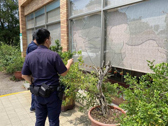 警方获报循线迅速在超商附近村内找到嫌犯，因其精神状态不佳送医救治。(于家麒摄)