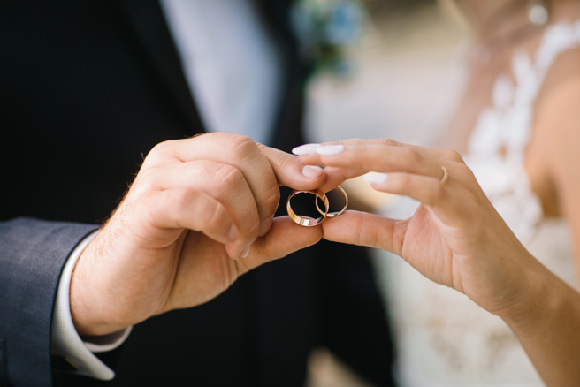 台北市政府员工休閒队社「心桥园社」每年举办单身联谊活动，去年4梯次配对率仅33％，有议员建议，应持续追踪配对成功的情侣最终是否步入婚姻，若成功结为连理，就要另外赠送金戒指。（示意图／达志影像）