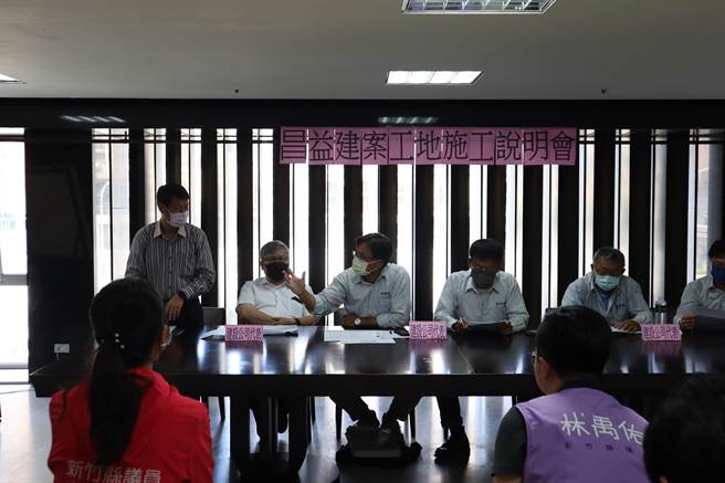 自强六街与光明六路东一段有其他建商即将开发新建案，居民担忧有安全疑虑，工务处要求该建商举办施工说明会。（邱立雅摄）
