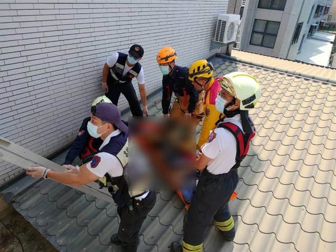 凶嫌腿部骨折送医，目前接受开刀治疗。（翻摄照片／崔正纲高雄传真）