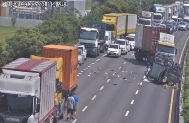中山高速公路北上彰化路段发生4辆货车追撞事故，造成车流回堵。（翻摄国道1968）