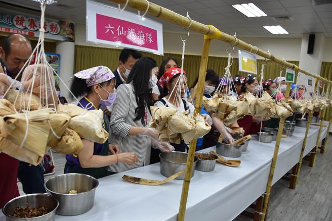苗栗县长夫人陈美琦2日陪同头份市农会家政班婆婆们一起快乐包粽。（谢明俊摄）