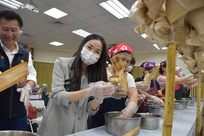 苗栗县长夫人陈美琦2日陪同头份市农会家政班婆婆们一起快乐包粽。（谢明俊摄）