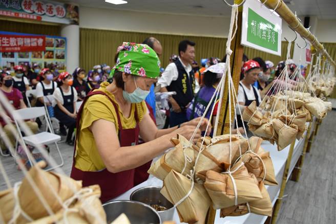 头份市农会2日举办包粽比赛，家政班婆婆妈妈们使出混身解数包出最好看的粽子。（谢明俊摄）