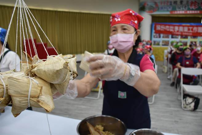 头份市农会2日举办包粽比赛，家政班婆婆妈妈们使出混身解数包出最好看的粽子。（谢明俊摄）