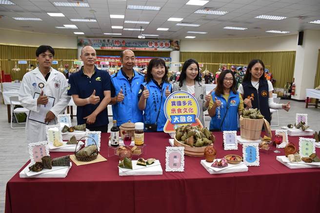 苗栗县长夫人陈美琦2日陪同头份市农会家政班婆婆们一起快乐包粽。（谢明俊摄）