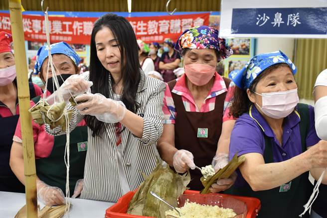 苗栗县长夫人陈美琦跟着头份市农会家政班婆婆们山学包碱粽。（谢明俊摄）