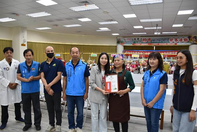 苗栗县长夫人陈美琦颁奖给包粽比赛第一名的家政班阿婆。（谢明俊摄）