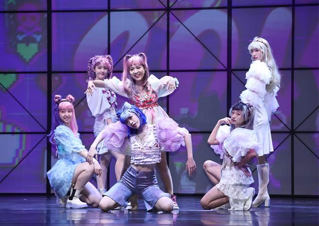 徐巧芯在剧中载歌载舞。（罗永铭摄）