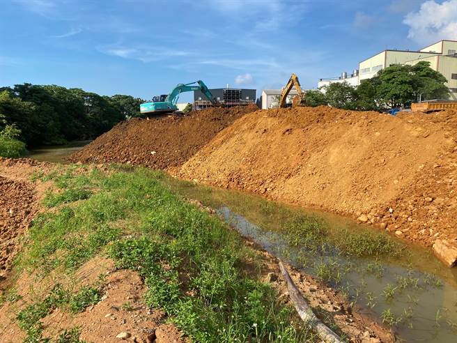 桃园杨梅幼狮工业区内湿地遭恶意填埋土方，桃市府火速开罚。（都发局提供／蔡明亘桃园传真）