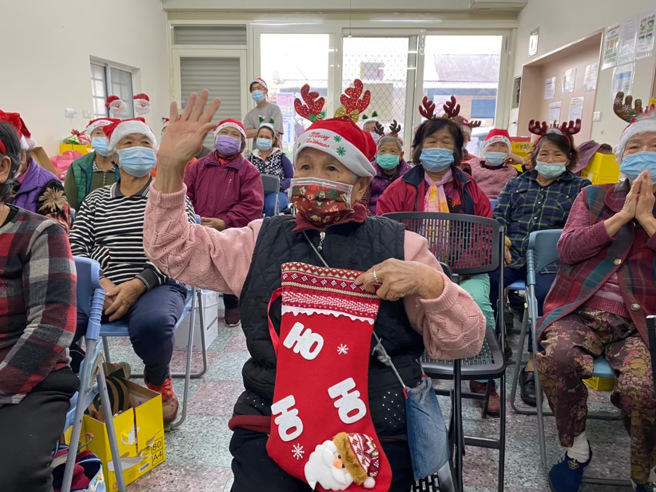  信义乐龄笔友于节庆时线上相见欢。（图/信义房屋 提供）
