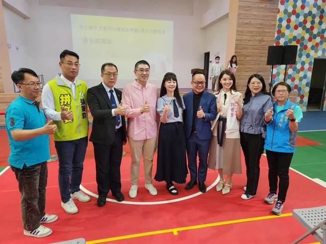 基隆市长谢国梁（左四）、中正国中校友立法委员高嘉瑜（中）、议长童子玮（右四）、议员许睿慈（右三）、议员张秉钧（左二）、议员吕美玲（右一）共同出席中正国中新活动中心落成典礼。（基隆市政府提供／徐佑升基隆传真）