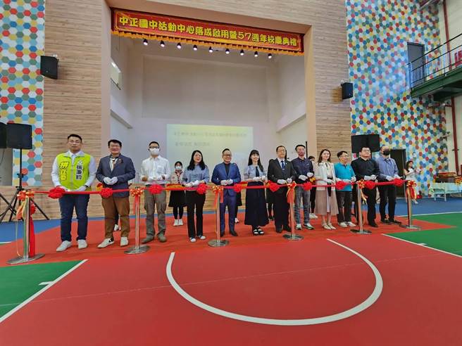 中正国中校友立法委员高嘉瑜（左六）、议长童子玮（左五）、议员许睿慈（右四）、议员张秉钧（左一）、民政处长张渊翔（左二）、教育处长刘美兰（左四）共同为中正国中新活动中心落成剪彩。（基隆市政府提供／徐佑升基隆传真）