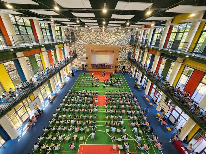 中正国中新活动中心宽敞明亮，可容纳800人。（基隆市政府提供／徐佑升基隆传真）