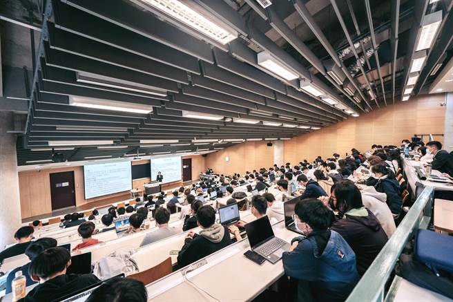 为了鼓励学生勇于尝试跨域学习，台湾大学首创「探索学分」制度。(台大提供)