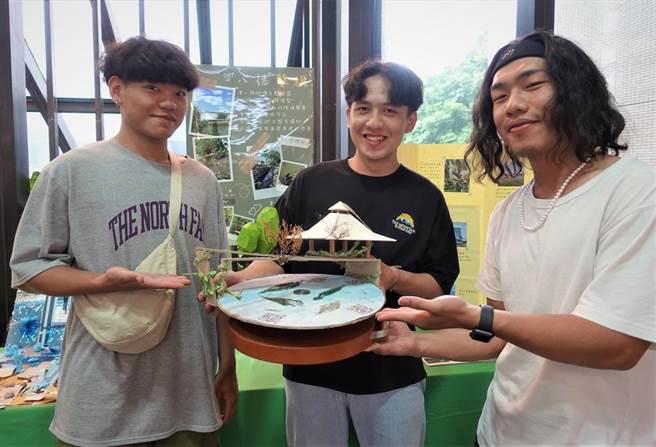 人工智慧学士学程的季传宸（右一）跟伙伴用「二感体验」吸引人们认识桃园生态。（中原大学提供／蔡明亘桃园传真）